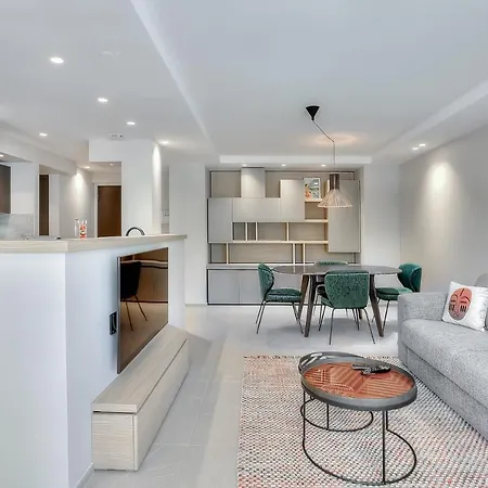 Luxury Flat With Balcony - Center Apartment