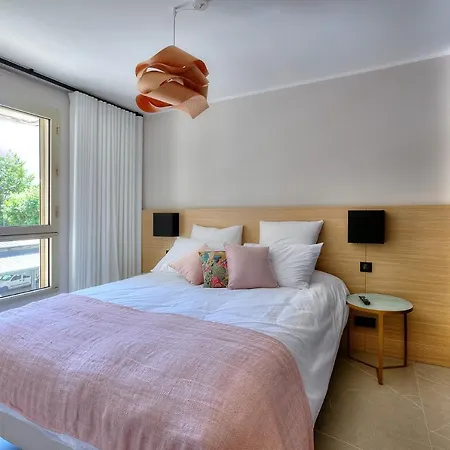 Luxury Flat With Balcony - Center Apartment *