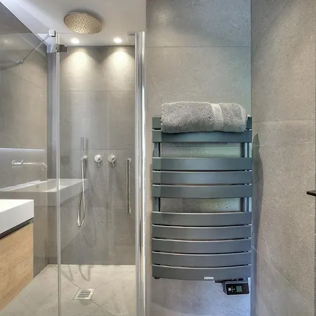 아파트 Luxury Flat With Balcony - Center