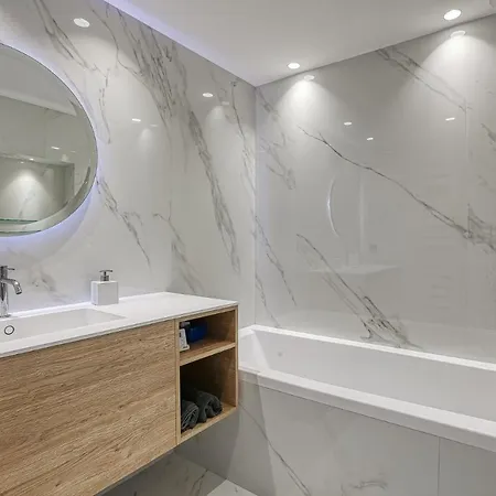 Luxury Flat With Balcony - Center